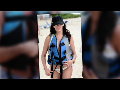 VIDEO : Simon Cowell y Lauren Silverman van a las olas en Barbados