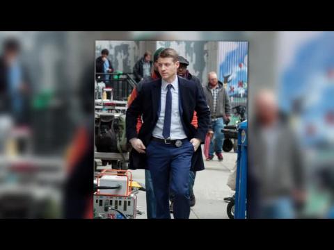VIDEO : Ben McKenzie, qui joue un policier  la tl, utilise des menottes dans sa chambre  coucher