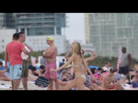 VIDEO : Martha Hunt passe les ftes en bikini