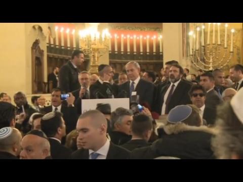 Netanyahu visits Paris synagogue, crowd breaks into national anthem