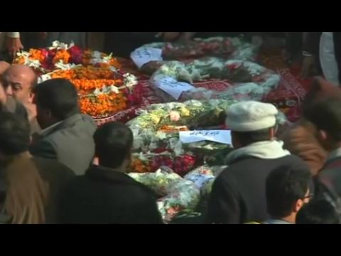 Pakistani Shi'ites mourn dead after attack on mosque