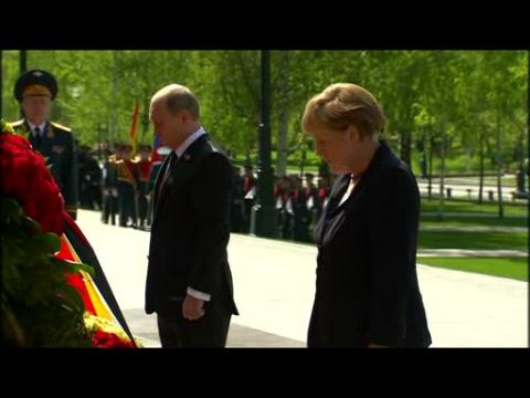 Merkel, Putin lay wreaths at WW2 Memorial near Kremlin