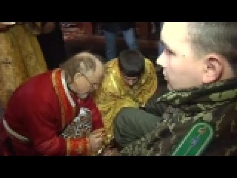 Ukrainian priest washes soldiers' feet in traditional Holy Thursday event