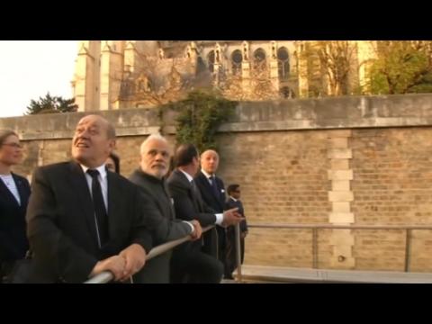Indian and French leaders enjoy a river cruise in Paris