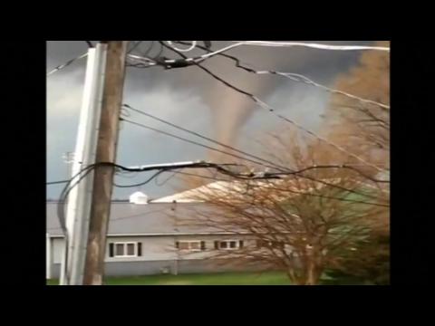 Video shows tornado sweeping through Illinois town