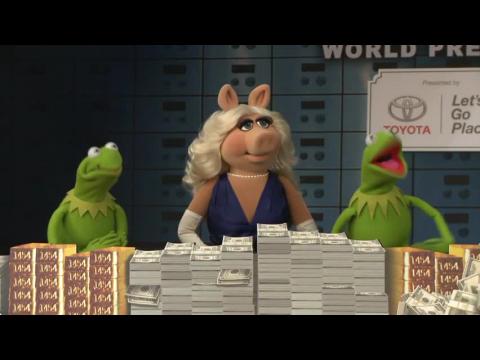 Miss Piggy And Kermit Have Cash And Fashion At Premiere