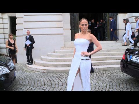 Jennifer Lopez Shows Off Her Sexy Figure In Paris