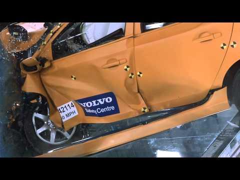 Volvo V40 front off-set small overlap crash test | AutoMotoTV