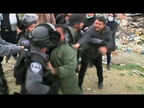Palestinians scuffle with Israeli forces over disputed land