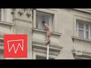 Naked Man Escaping From Buckingham Palace! | E! - Label : E Online UK - Category : News