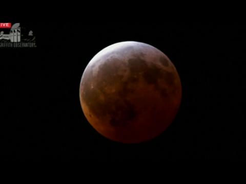 Total lunar eclipse turns moon 'blood red'