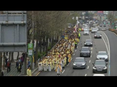 Families of South Korean sunken ferry victims stage protest march