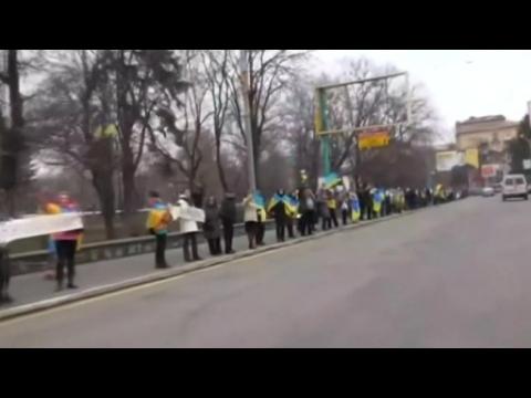 Hundreds link arms in Ukraine, unite for peace