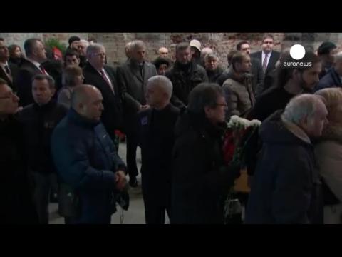 Nemtsov funeral: Crowds gather to pay tribute, but Navalny not allowed to attend