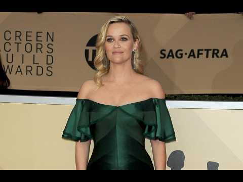 Reese Witherspoon gets beauty tips from her daughter
