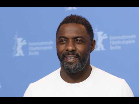 Idris Elba tells fans how to achieve perfect selfie