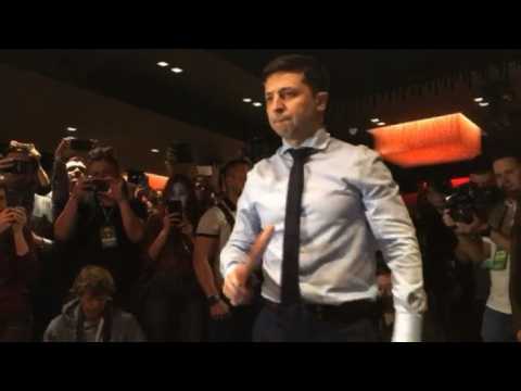 Ukrainian presidential frontrunner Zelenksy plays table tennis