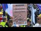 'Yellow vests' gather in Paris on day of protest