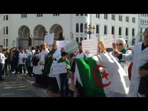 Algerian teachers denounce Bouteflika 'tricks'
