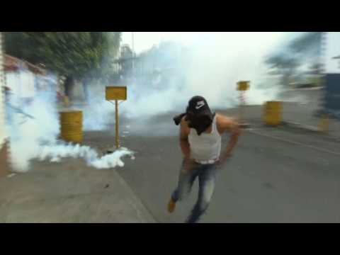 Security forces disperse Venezuelans gatherd at closed border