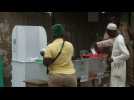 Nigeria: first ballot submitted in this Lagos polling station - Label : AFPTV - First images - Category : News