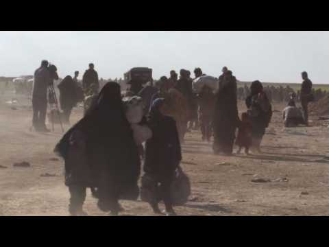 Hundreds leave besieged Syria jihadist enclave
