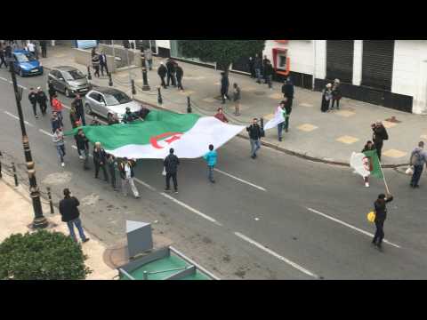 Thousands of protesters out on streets of Algiers (2)
