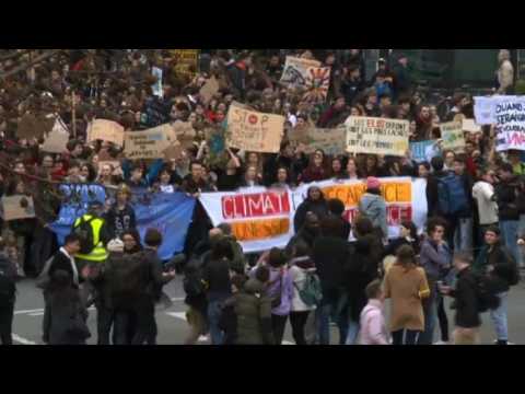 Paris youth gather in thousands to protest climate change