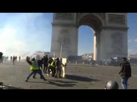Paris: Clashes break out between police and 'yellow vests'