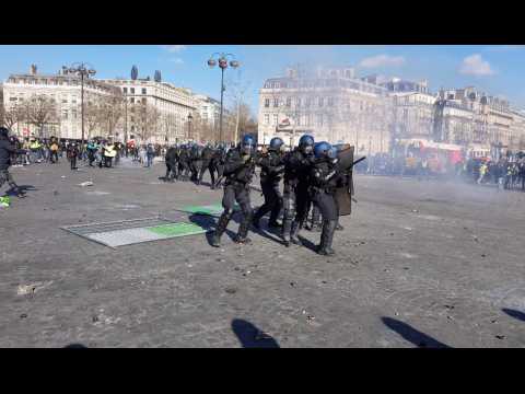 Affrontements place de l'Etoile à Paris entre Gilets jaunes et forces de l'ordre
