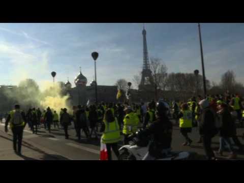 'Yellow Vest' protesters march towards Eiffel Tower