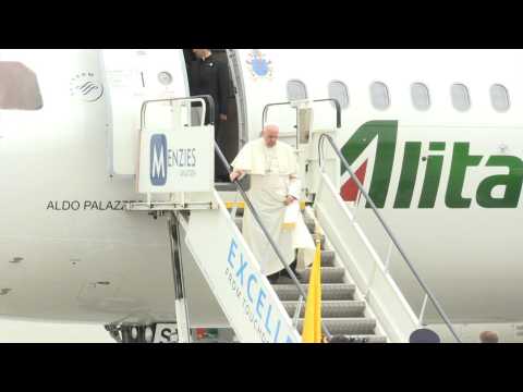 Pope Francis arrives in Romania for three-day visit (2)