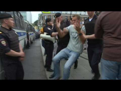 More than 400 arrested, including opposition leader Navalny, at Moscow march