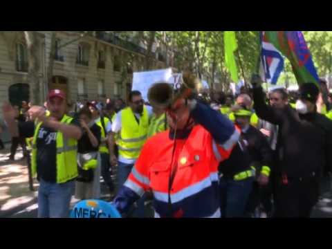 'Yellow vest' protesters demonstrate under the sun in Paris