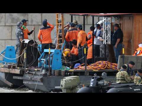 South Korean divers search for Hungary boat victims