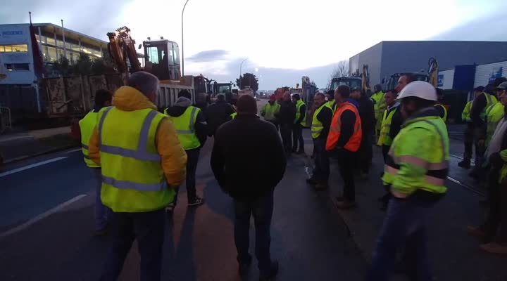Brest. Echanges tendus entre le sous-préfet et les manifestants devant le dépôt pétrolier (Le Télégramme)