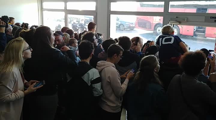 Lannion : Les Bleus atterrissent à l'aéroport (Le Télégramme)