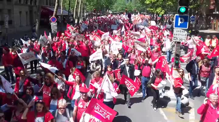Crédit Mutuel Arkéa. Près de 6 000 personnes défilent à Paris (Le Télégramme)