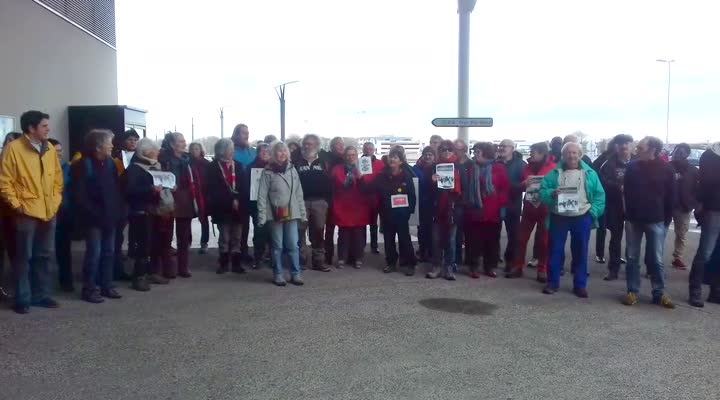 Stop Dublin. Environ 80 manifestants à l'aéroport Brest-Bretagne (Le Télégramme)