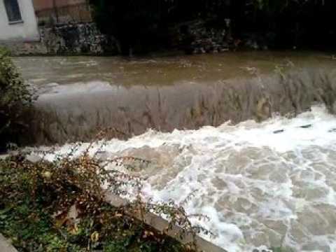 Intémpéries : l'eau monte dangereusement à...