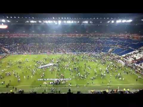 La pelouse du Parc OL envahie par des supporters, le coup d'envoi retardé