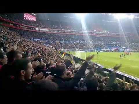 Dans les tribunes du Parc olympique...