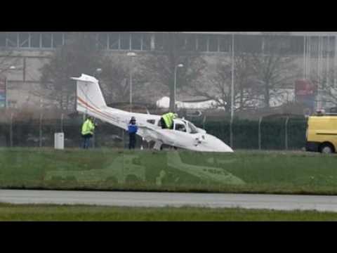 Les images de l'atterrissage d'urgence a...