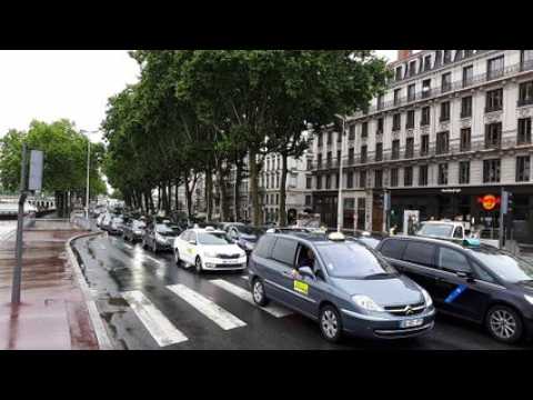 Lyon: la manifestation des taxis arrive en ville