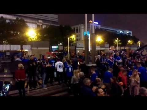 Les supporters français réservent une haie d'honneur aux fans...
