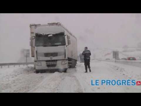 Loire : les chutes de neige paralysent la RN82 à hauteur de Neulise