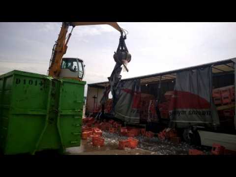 Ambérieu: un camion perd son chargement sur la bretelle 77E8