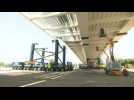 Le pont Raymond-Barre rejoint la Barge sur des...