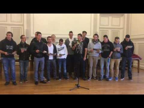 Les conscrits de la 2015 chantent pour celebrer le lancement de la...
