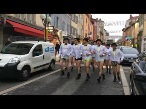 Conscrits : les 30 ans offrent un premier defile pour le moins...